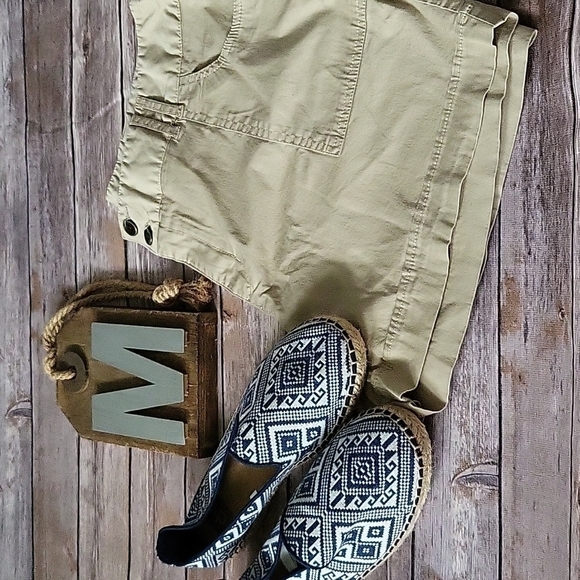 Cato khaki shorts with double button waist and 4.5" inseam - Picture 1 of 11